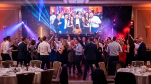 Cómo acertar con la música en una cena de empresa